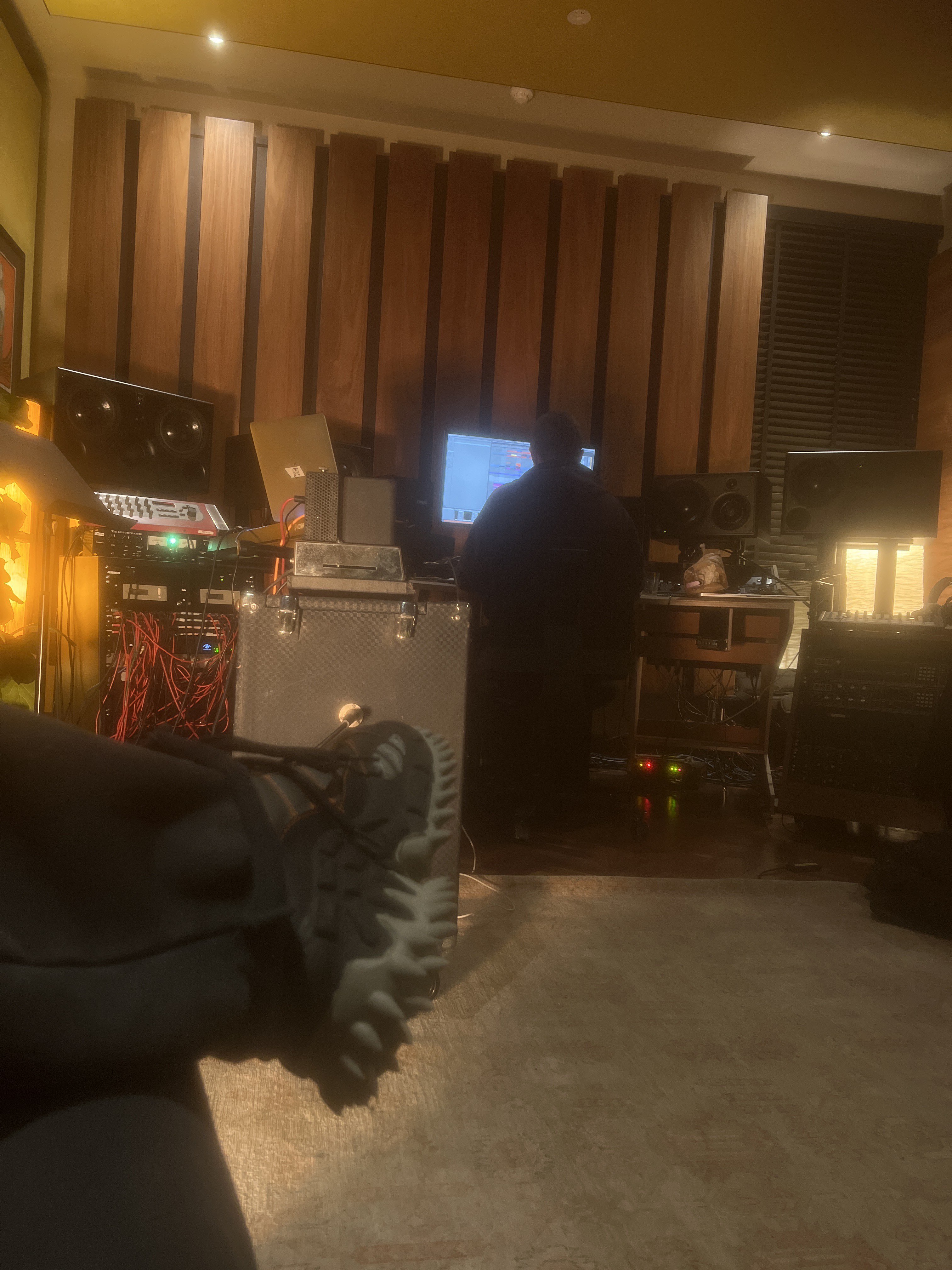 FKA Twigs in the studio with Koreless (Discord)