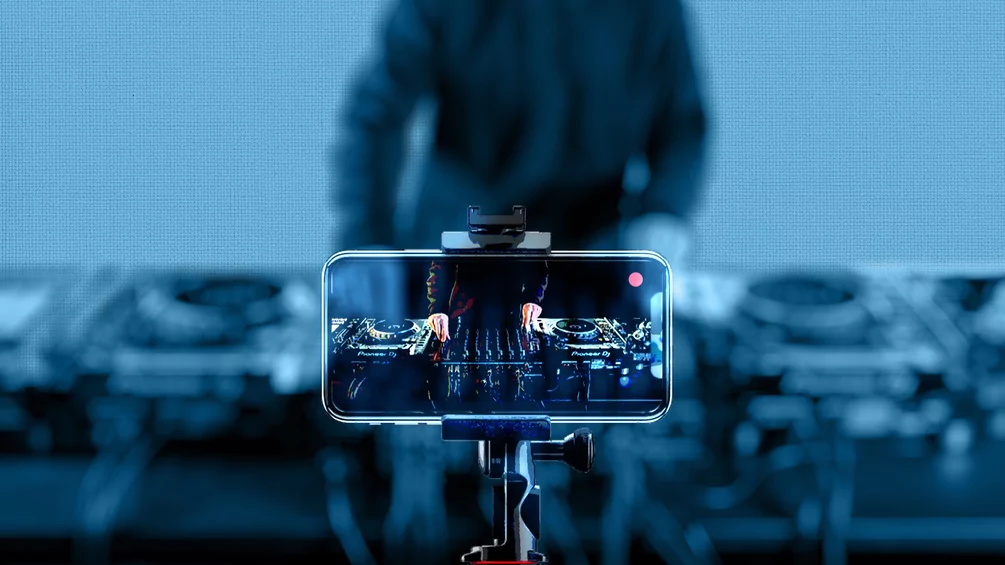 håndtering farligt udarbejde How to stream your DJ sets from your phone and laptop | DJMag.com