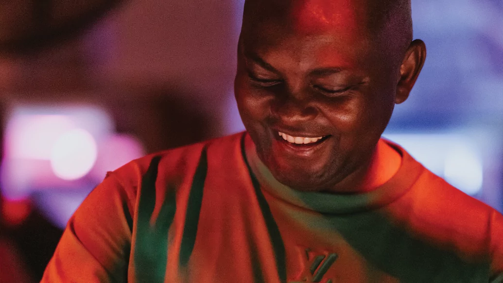 Themba smiling while performing shot by David Montes