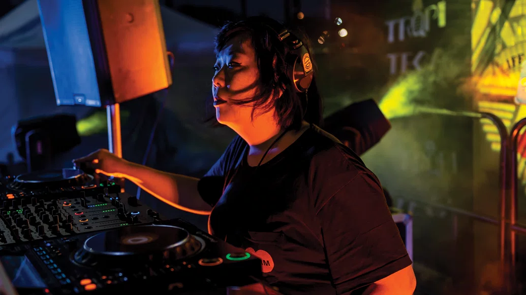 Hiroko Yamamura DJing
