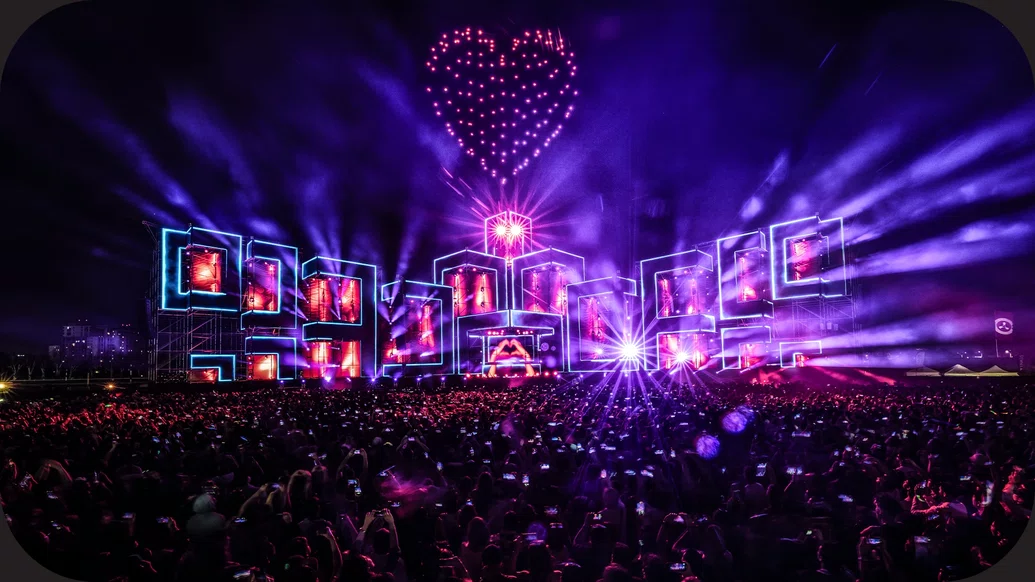 Photo of the main stage at Creamfields Chile with heart-shaped, purple visuals