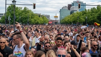 A shot of the crowd at Rave The Planet 2022