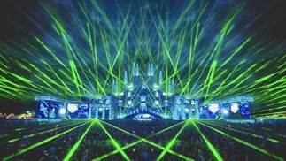 Photo of green strobe lights on the main stage at Airbeat One festival