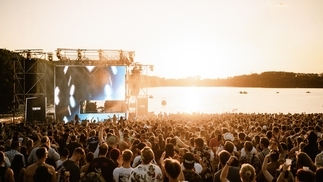 Photo of the busy lakeside stage at Nibirii festival 2022