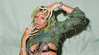 Photo of Aluna with long nails and light green hair