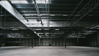 Photo of the new DRUMSHEDS warehouse space with grey industrial beams