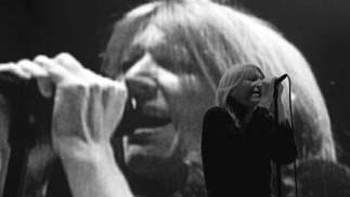 Beth Gibbons singing on stage