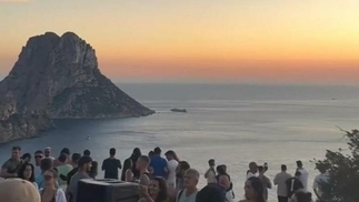A gathering of people at the iconic Cala d’Hort viewpoint