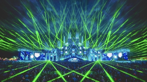 Photo of green strobe lights on the main stage at Airbeat One festival