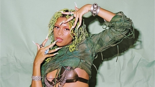 Photo of Aluna with long nails and light green hair