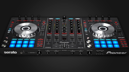 Photo of a Pioneer DDJ SX controller with Serato written on its left and Pioneer on its right