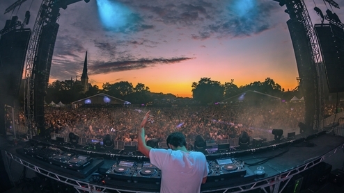 Photo of the crowd from the mainstage at ARC festival 2022 while the sun is setting