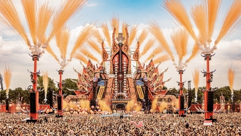 Photo of the mainstage at Defqon.1 2023 with yellow fireworks
