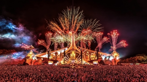Photo of the mainstage at Tomorrowland 2023 with red fireworks