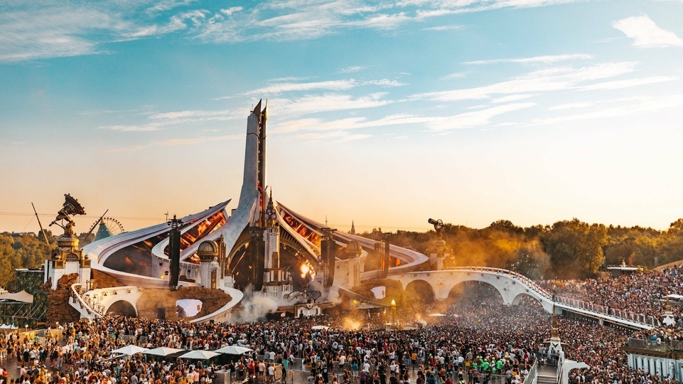 Tomorrowland’s Mainstage has been recreated in VR