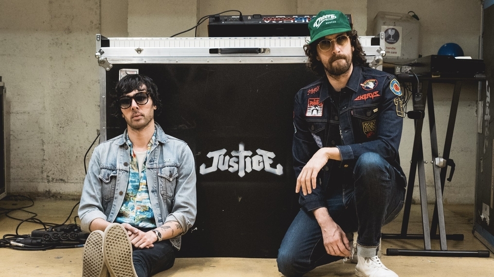 Photo of Gaspard Augé and Xavier de Rosnay (Justice) sitting in front of tech gear