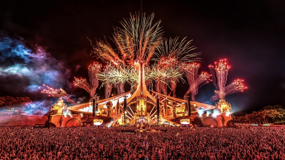 Photo of the mainstage at Tomorrowland 2023 with red fireworks